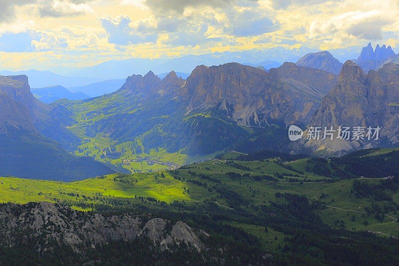 Val Gardena pass从田园诗Lagazuoi峰顶全景，五Torri Dolomites，山顶山脉，戏剧性和雄伟的意大利泰洛阿尔卑斯山